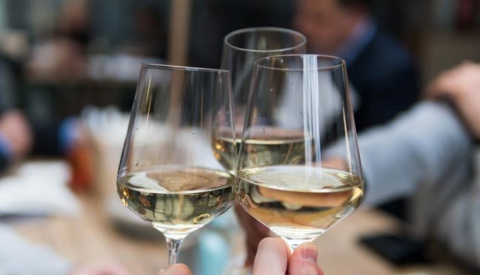 Beneficiile vinului alb